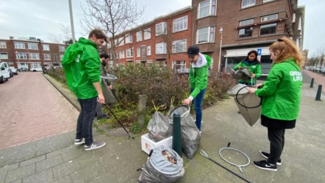 GroenLinksers ruimen op tijdens een huis-aan-huisactie in Den Haag