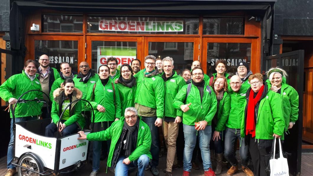 Huis-aan-huis campagnevoerders van GroenLinks Den Haag verzameld bij het campagnepand voor de gemeenteraadsverkiezingen 2018