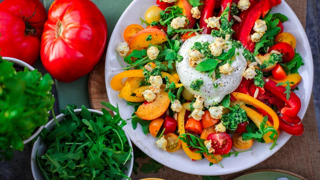 Vegetarische salade en groente ernaast