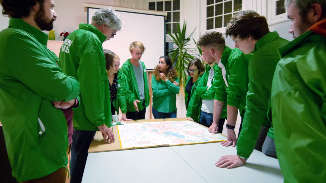 Vrijwilligers van GroenLinks in een vergadering