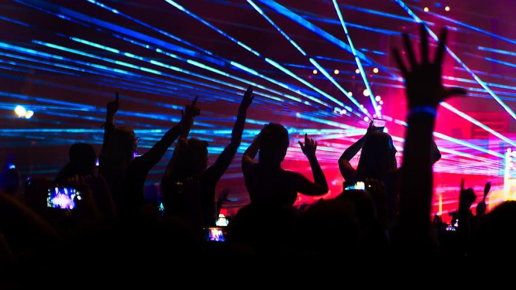een afbeelding van een lasershow in een nachtclub