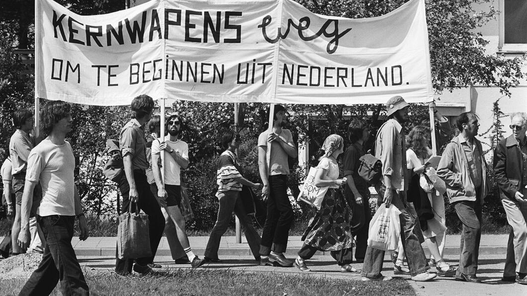 een foto van een protest tegen kernwapens
