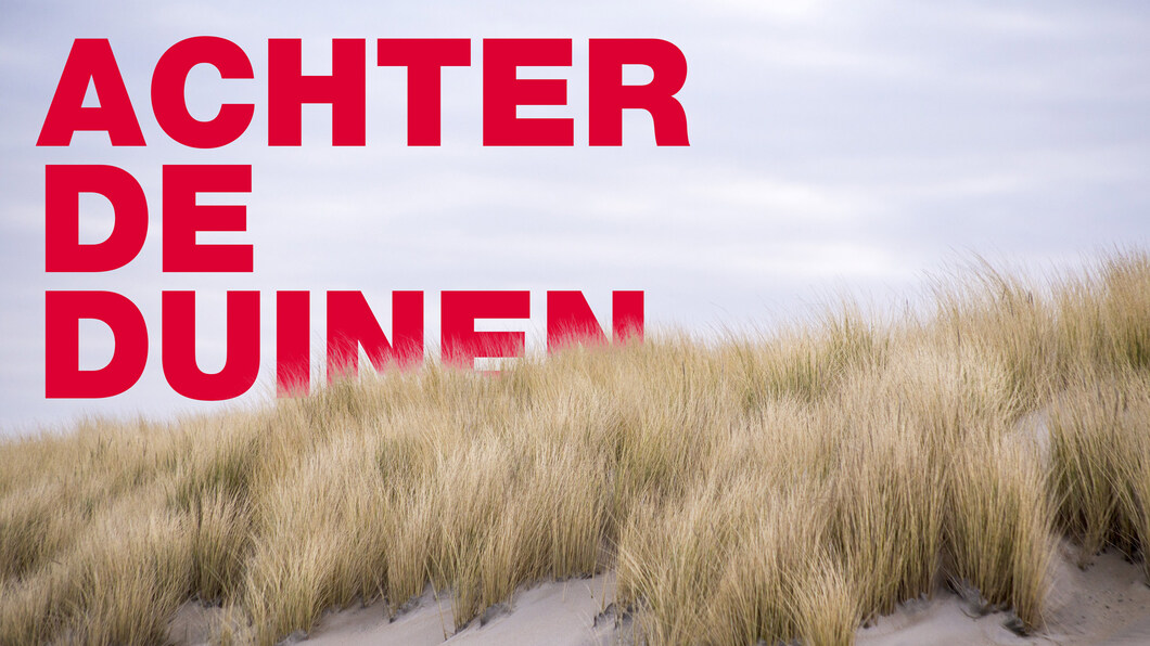 Het logo van podcast achter de duinen: de tekst "podcast achter de duinen" op een foto van de duinen in Scheveningen