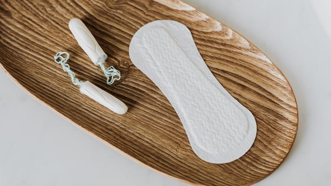 een foto van tampons en een inlegkruisje op een houten schaaltje