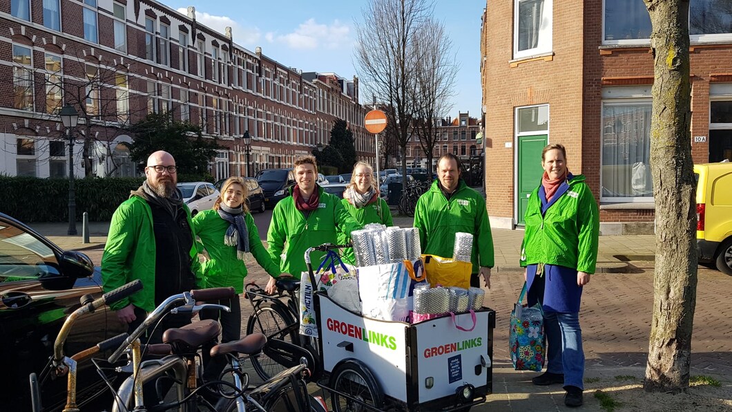 Vrijwilligers van GroenLinks delen radiatorfolie uit