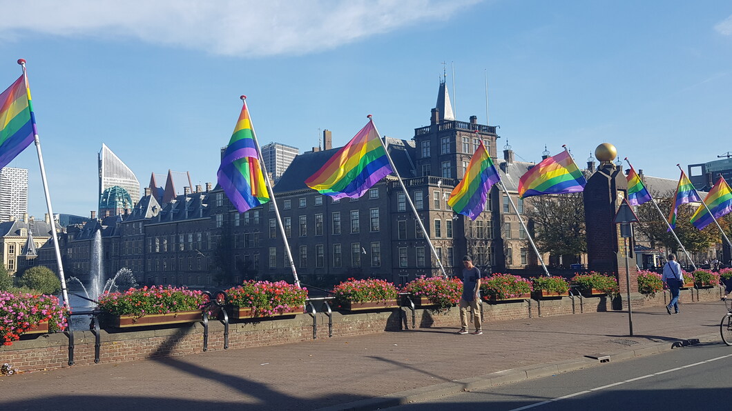 Buitenhof met Pride-vlaggen