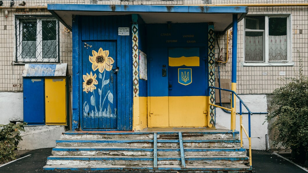 Deur geverfd in de kleuren van de Oekraïense vlag
