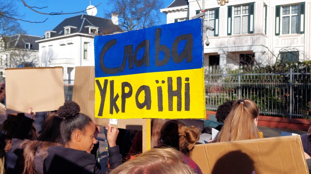 protestbord tijdens een demonstratie voor de Russische ambassade