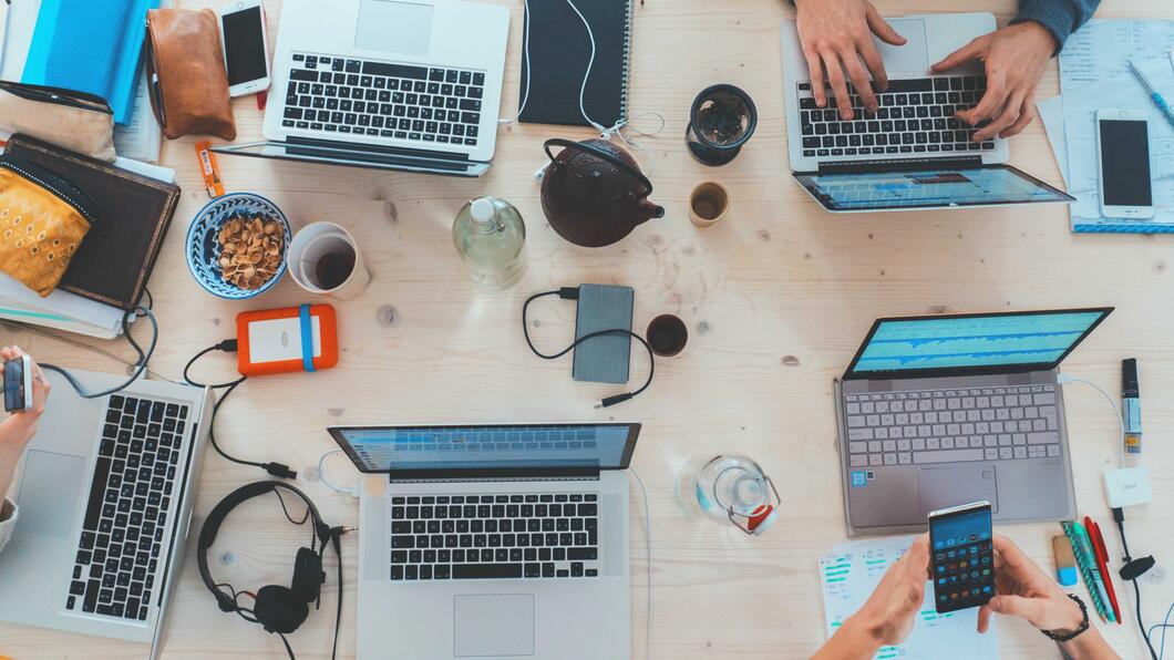 Laptops op een tafel 