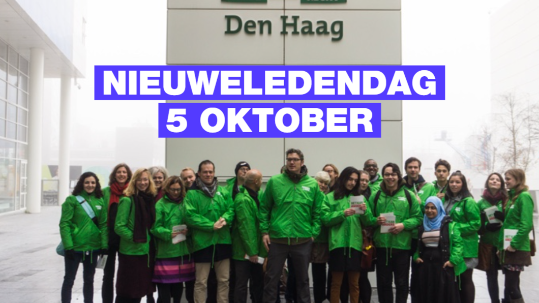 Groep GroenLinks-leden voor het stadhuis. Hiervoor staat de tekst 'Nieuweledendag, 5 oktober'.