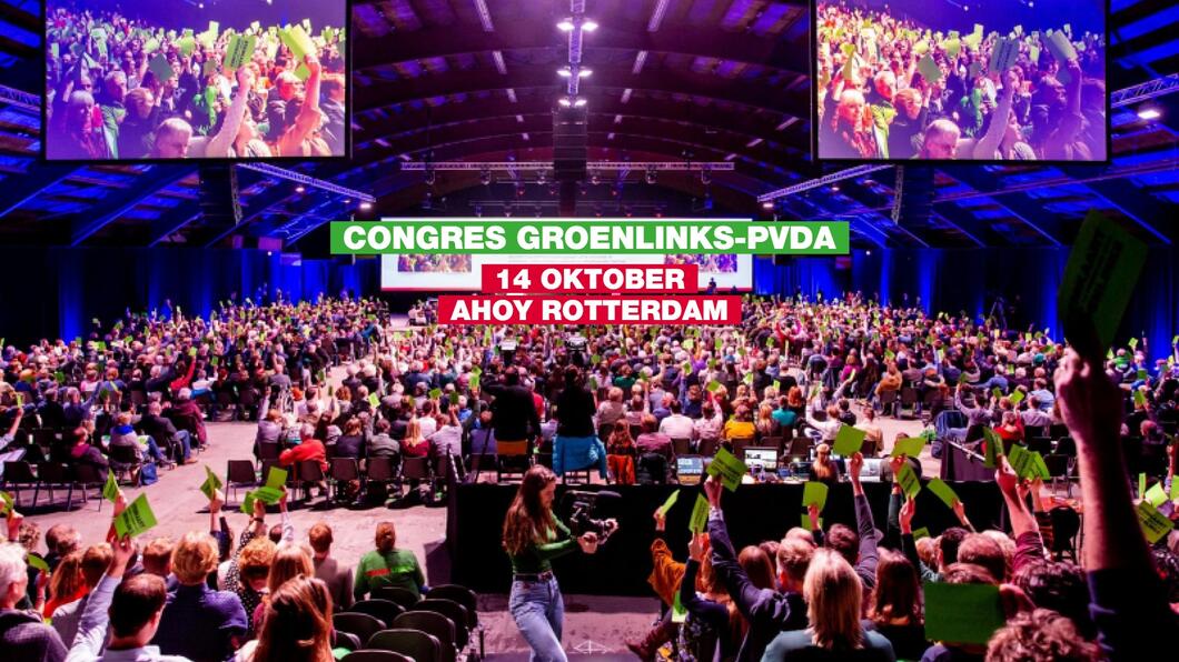Volle congreszaal met stemmende mensen. Hier overheen staat de tekst 'Congres GroenLinks-PvdA. 14 oktober, Ahoy Rotterdam'