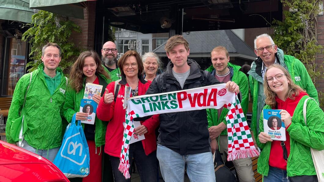 Groep GroenLinks-PvdA vrijwilligers in groene en rode jasjes