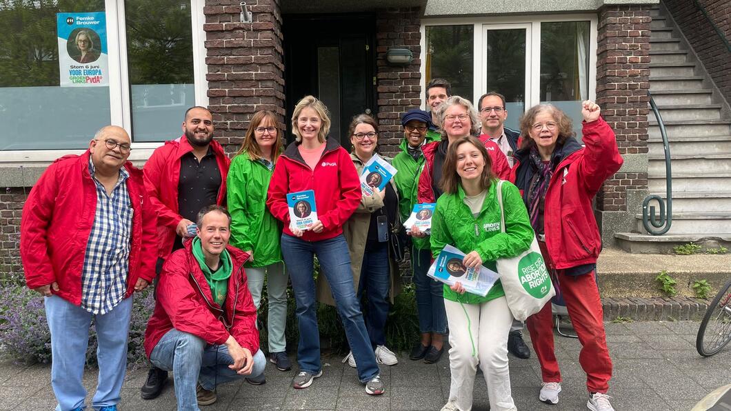 Groep GroenLinks-PvdA vrijwilligers in groene en rode jasjes