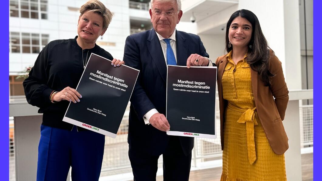 Raadslid Hera Butt overhandigt het manifest aan burgemeester Van Zanen en wethouder Vavier