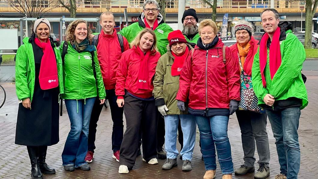 Groep GroenLinks-PvdA vrijwilligers in groene en rode jasjes