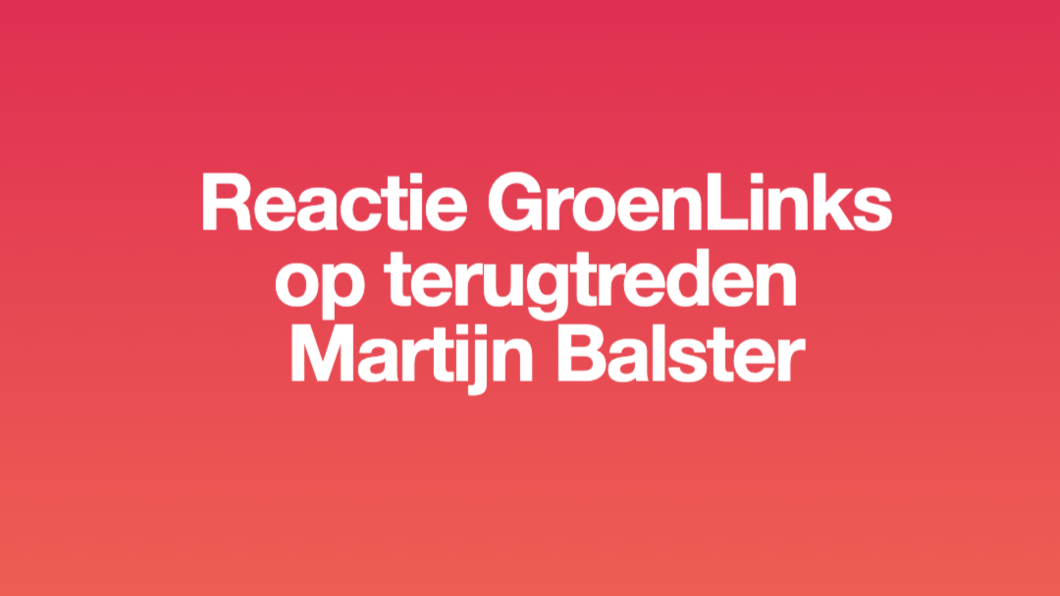 Witte tekst op een rode achtergrond: Reactie GroenLinks Den Haag op terugtreden Martijn Balster
