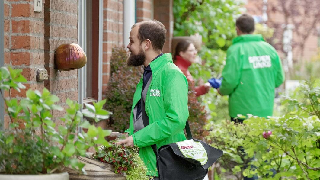 Huis aan huizers met groene jasjes