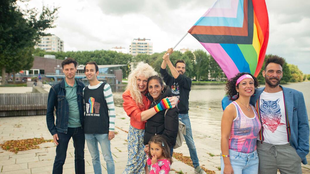 Mensen poseren met Pride vlag