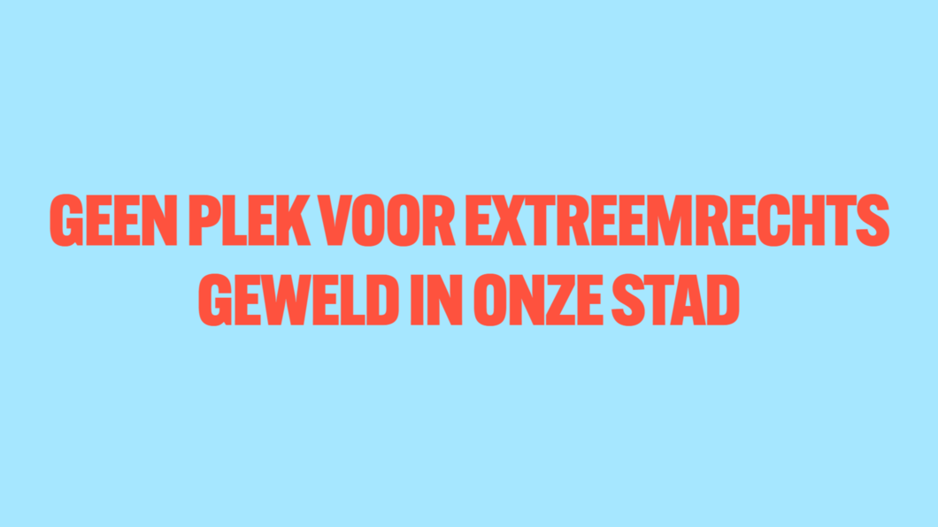 Oranje tekst: 'geen plek voor extreemrechts geweld in onze stad' op een lichtblauwe achtergrond