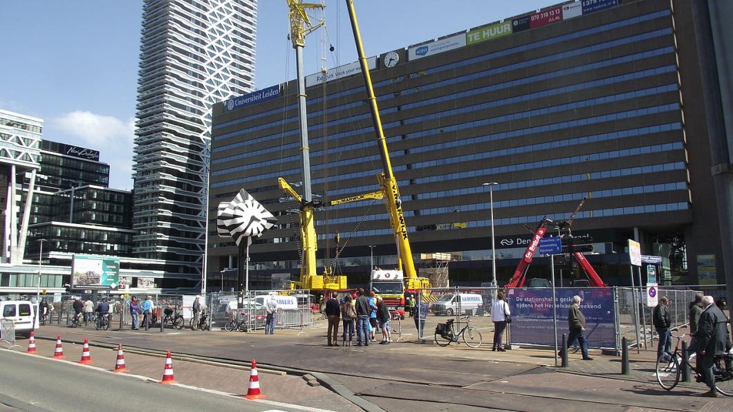 Koningin Julianaplein https://commons.wikimedia.org/wiki/File:Den_Haag_CS_met_tijdelijke_hijskraan_II.jpg