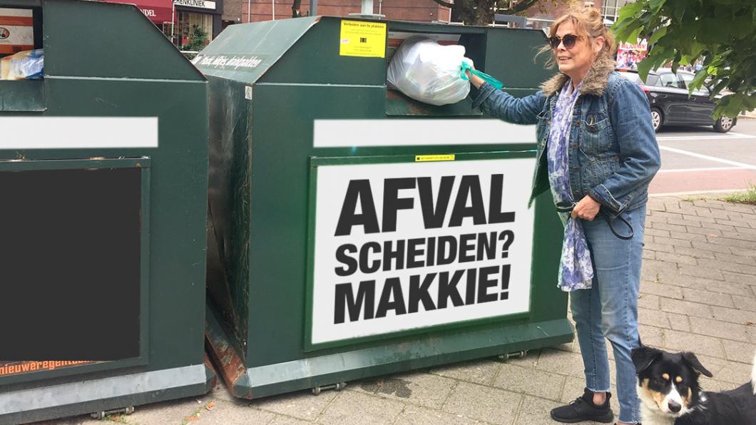 Vrouw die plastic afval weggooit in een container met de tekst: ‘Afval scheiden? Makkie!’