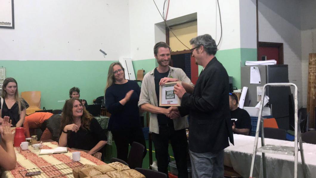 Fractievoorzitter GroenLinks Den Haag Arjen Kapteijns reikt het Groene Lintje uit aan Lekker Nassuh