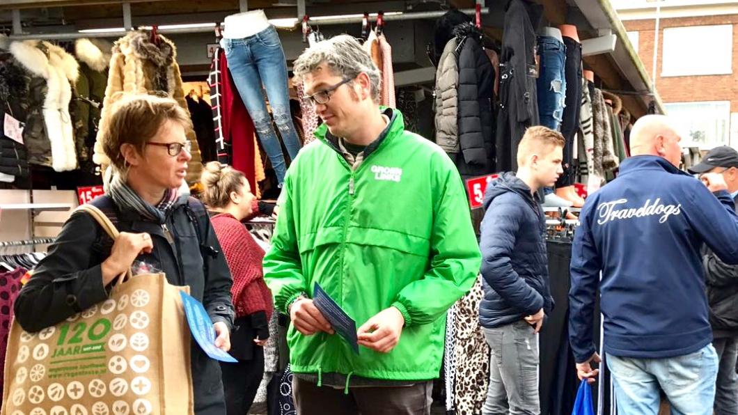 Arjen Kapteijns in gesprek op de Haagse markt Arjen Kapteijns in gesprek op de Haagse markt