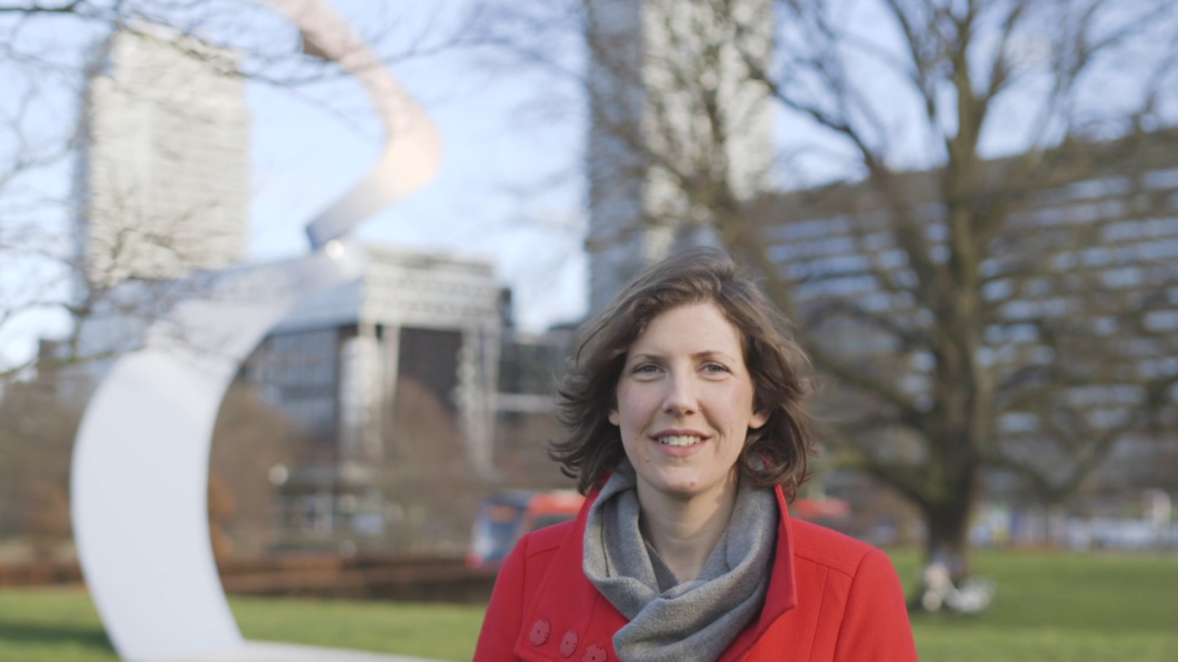 Erlijn Wenink bij het homomonument aan de Koekamp