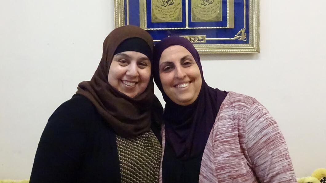 Hakima Akalai (links) en Khalissa Idrissi