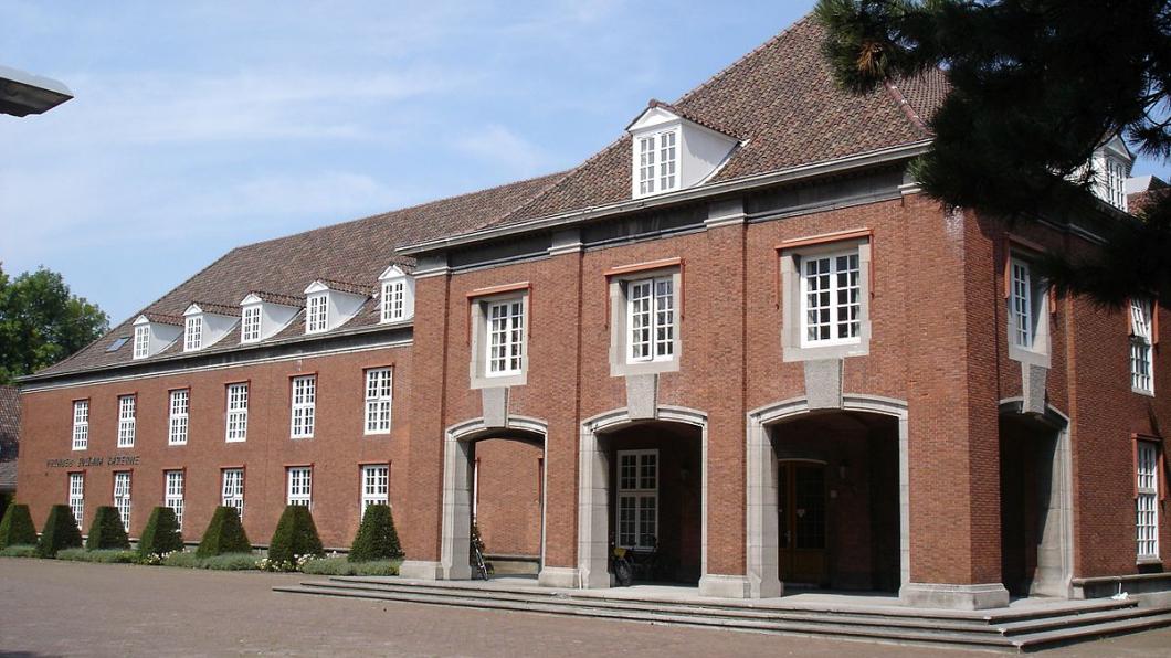 Julianakazerne_aan_de_Thérèse_Schwartzestraat_15-21,_Den_Haag.jpg