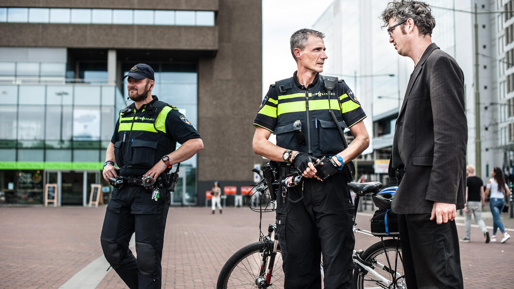 Fractievoorzitter Arjen Kapteijns in gesprek met Haagse politie Fractievoorzitter Arjen Kapteijns in gesprek met Haagse politie