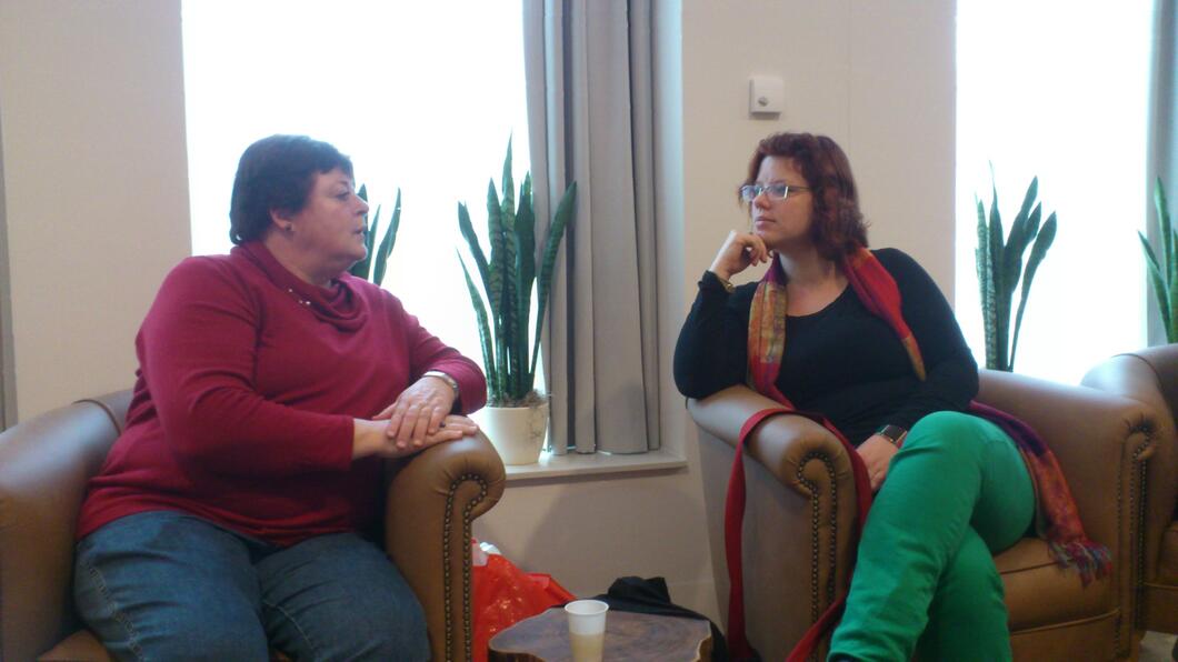 Linda en Annemiek in gesprek.JPG