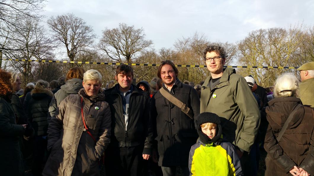 Bij Stop Internationaal Park: Mariëlle, Martijn, Ramon, fractievoorzitter Arjen Kapteijns en Figo Stop Internationaal Park