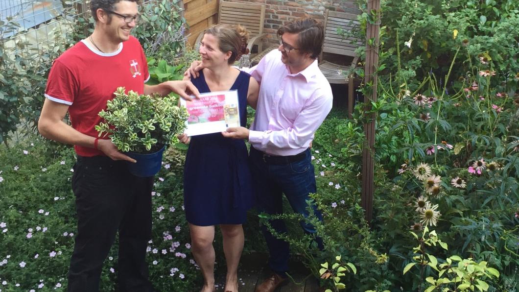Fractievoorzitter Arjen Kapteijns met winnaars Groenste Balkon