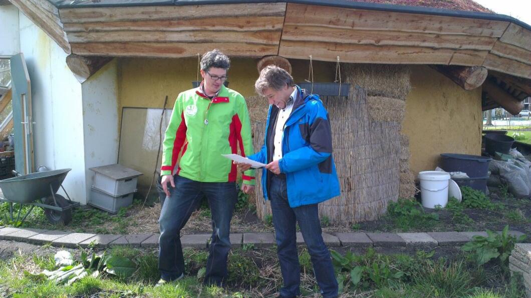 Arjen overhandigt het manifest aan Rik. 00 Arjen Kapteins en Rik Grashoff.jpg