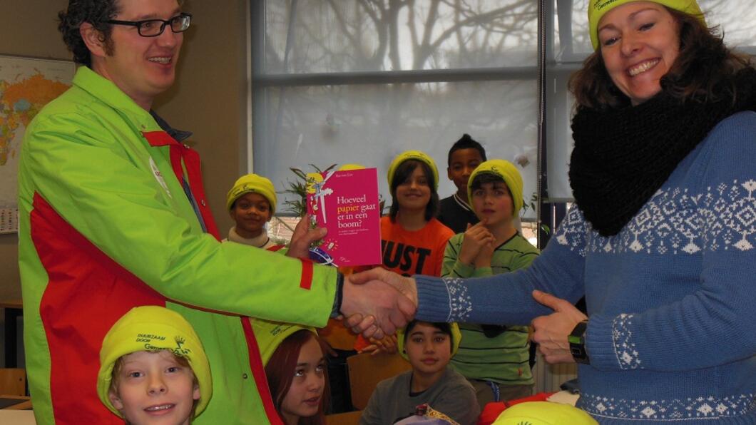 warme truiendag Arjen overhandigt boekje warme truiendag Arjen overhandigt boekje.jpg