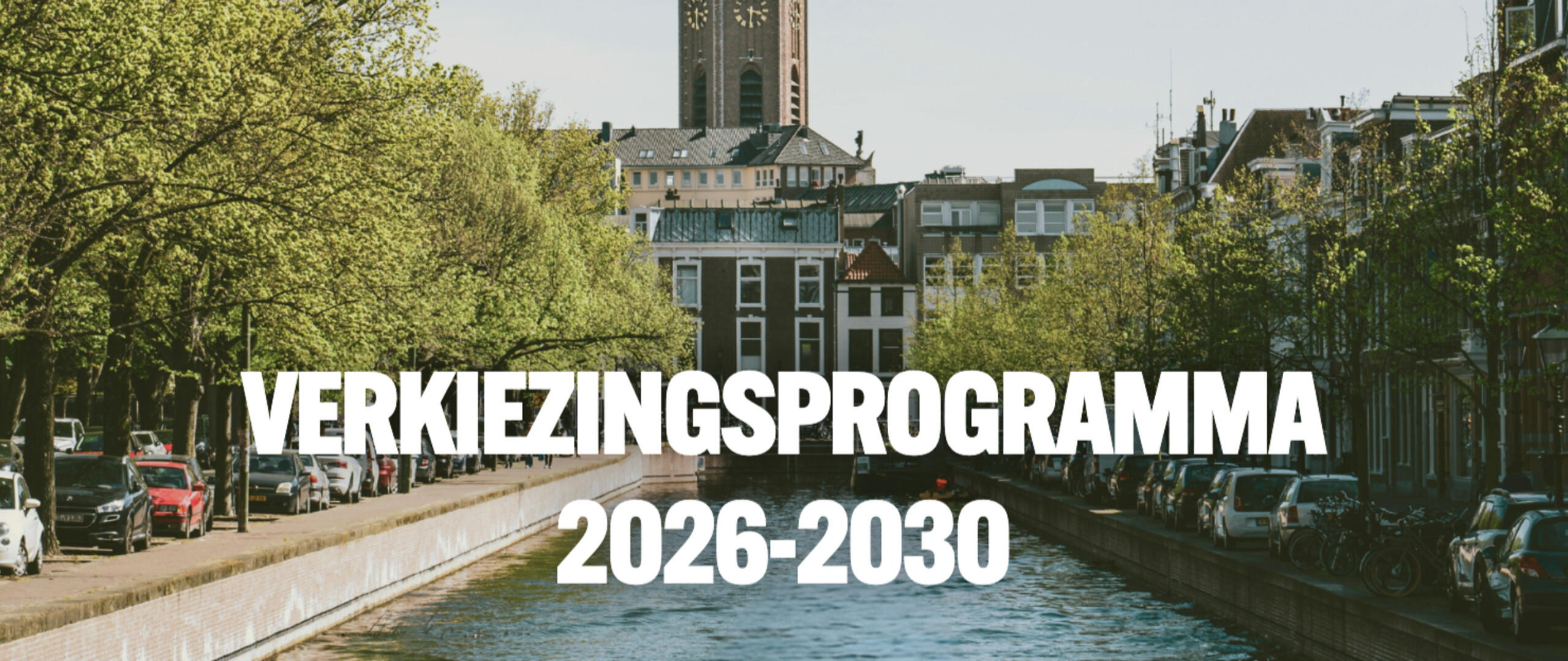 Gracht met Grote Kerk op de achtergrond. Witte letters 'verkiezingsprogramma 2026-2030'