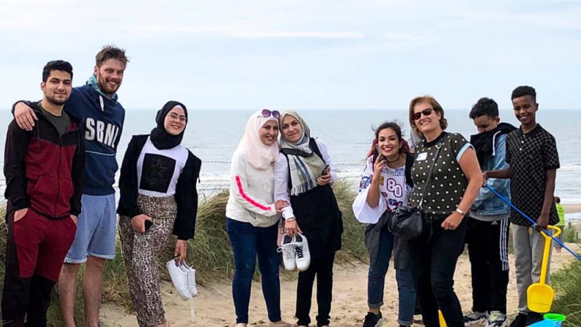 De Samen Hier welkom groep van Maaike Graaf van Justice & Peace op het strand