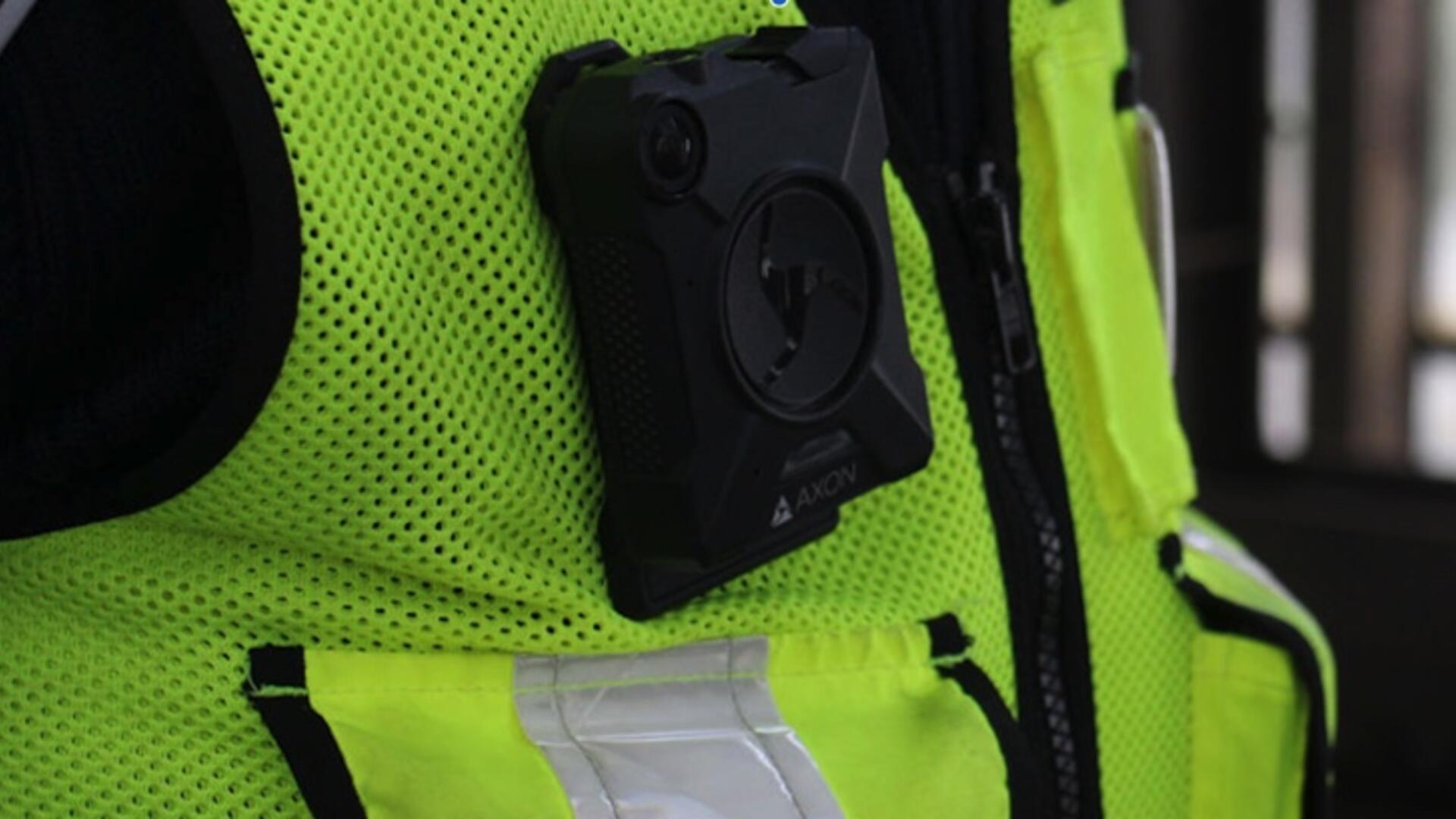 een foto van een bodycam op een reflecterend vest