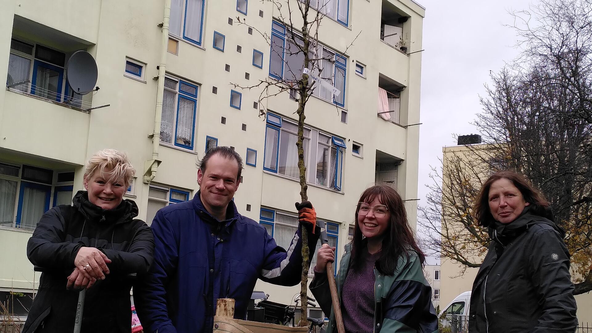 Bomen planten met Duurzaam Den Haag
