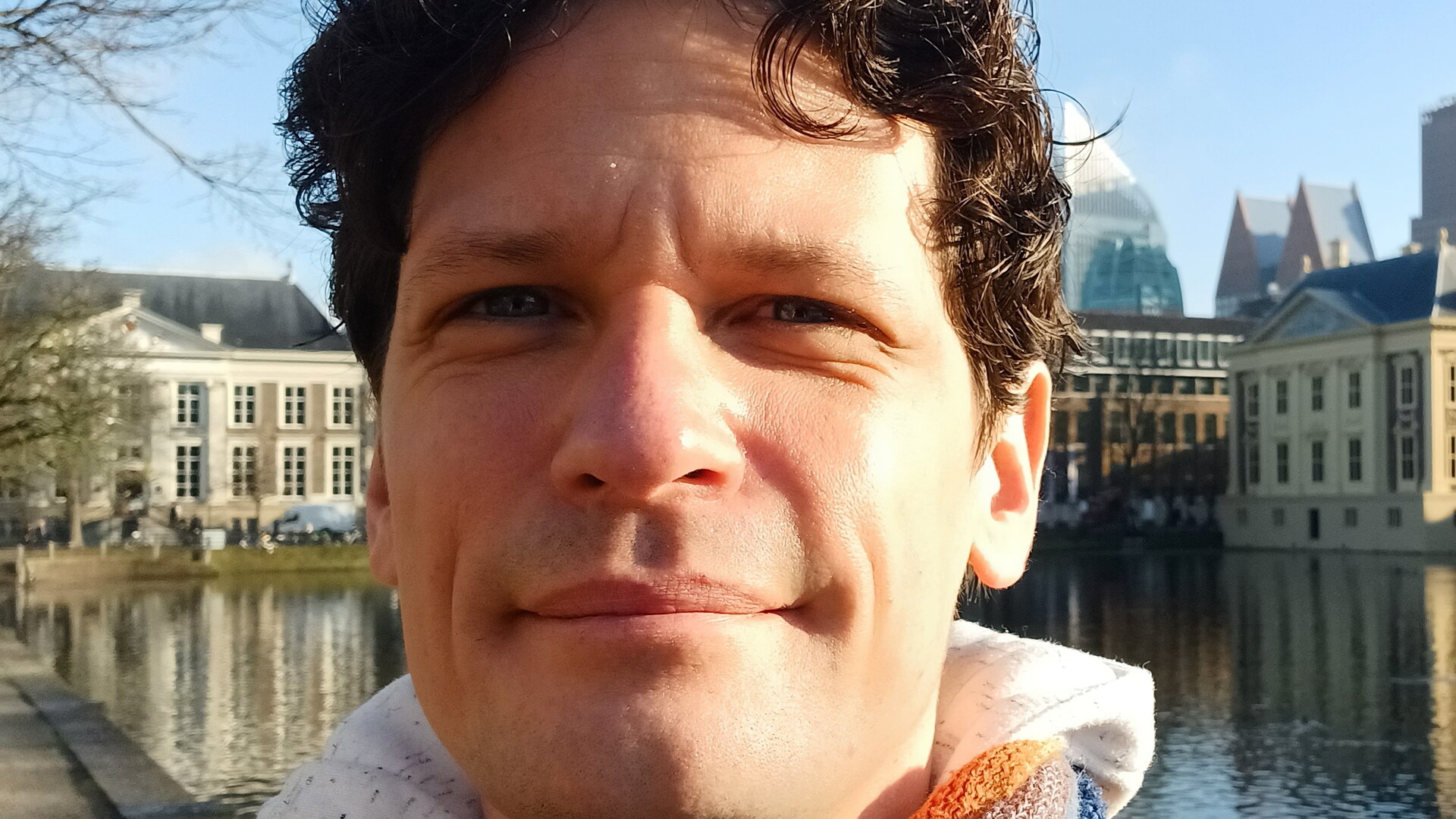 Niels Brinks staat voor de hofvijver in Den Haag.