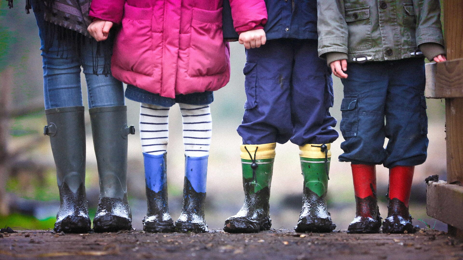 Kinderen met laarzen in de modder