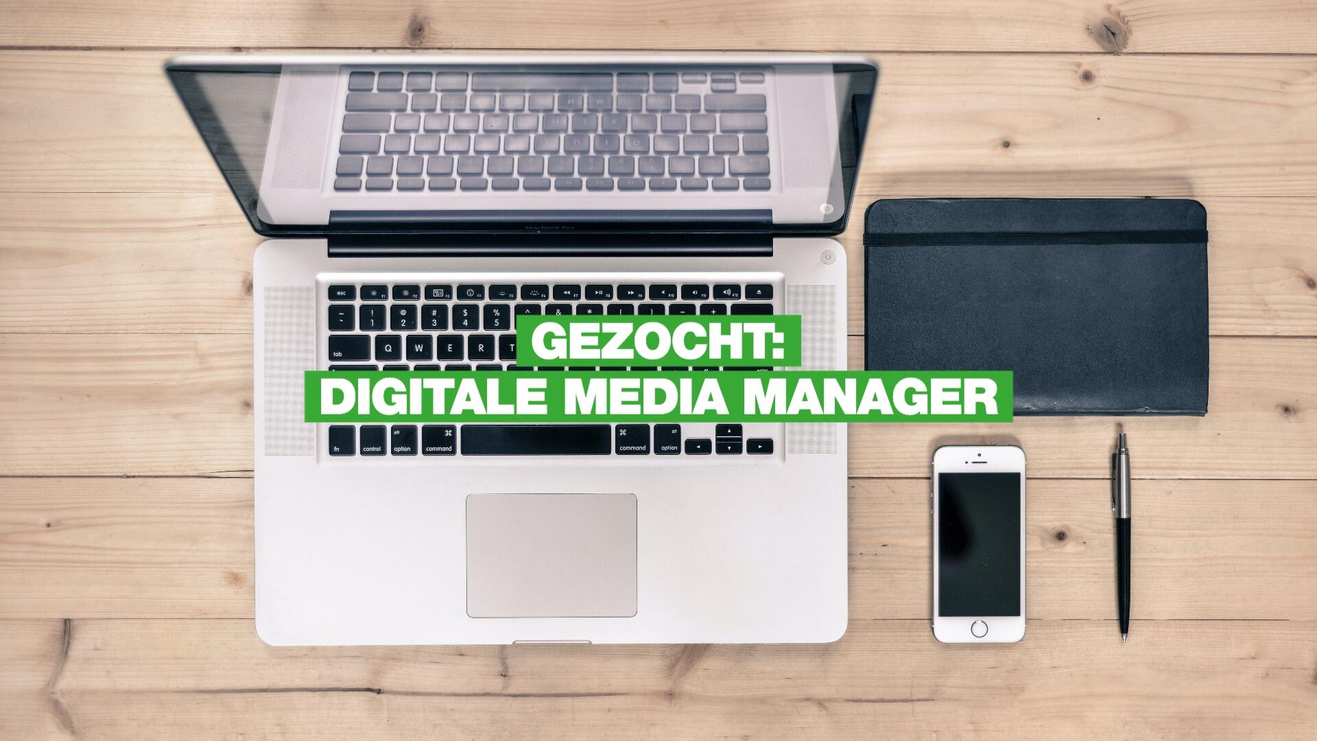 Laptop, notitieboek en smartphone op een tafel. Op de voorgrond staat de tekst Gezocht: Digitale Media Manager