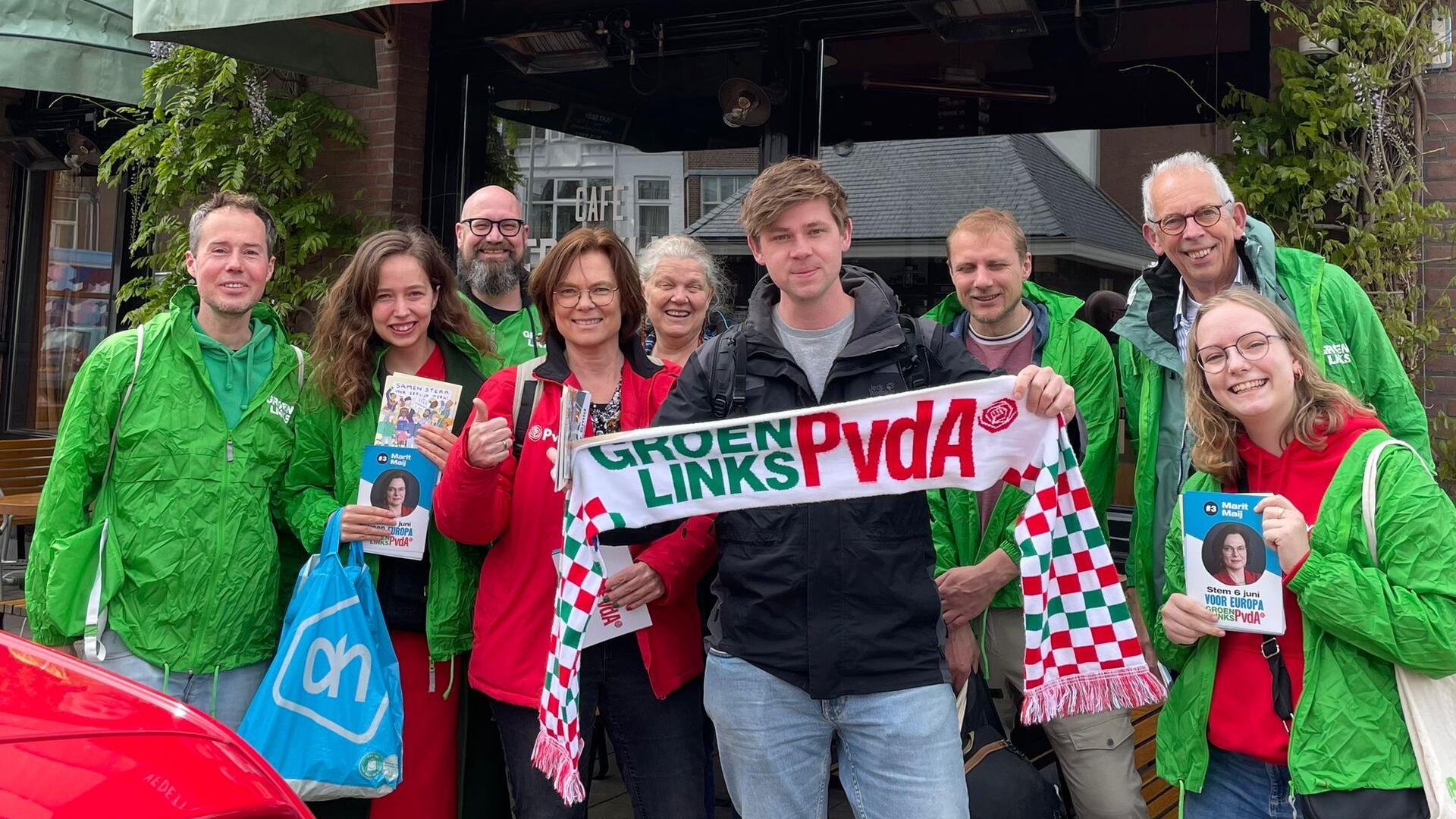 Groep GroenLinks-PvdA vrijwilligers in groene en rode jasjes