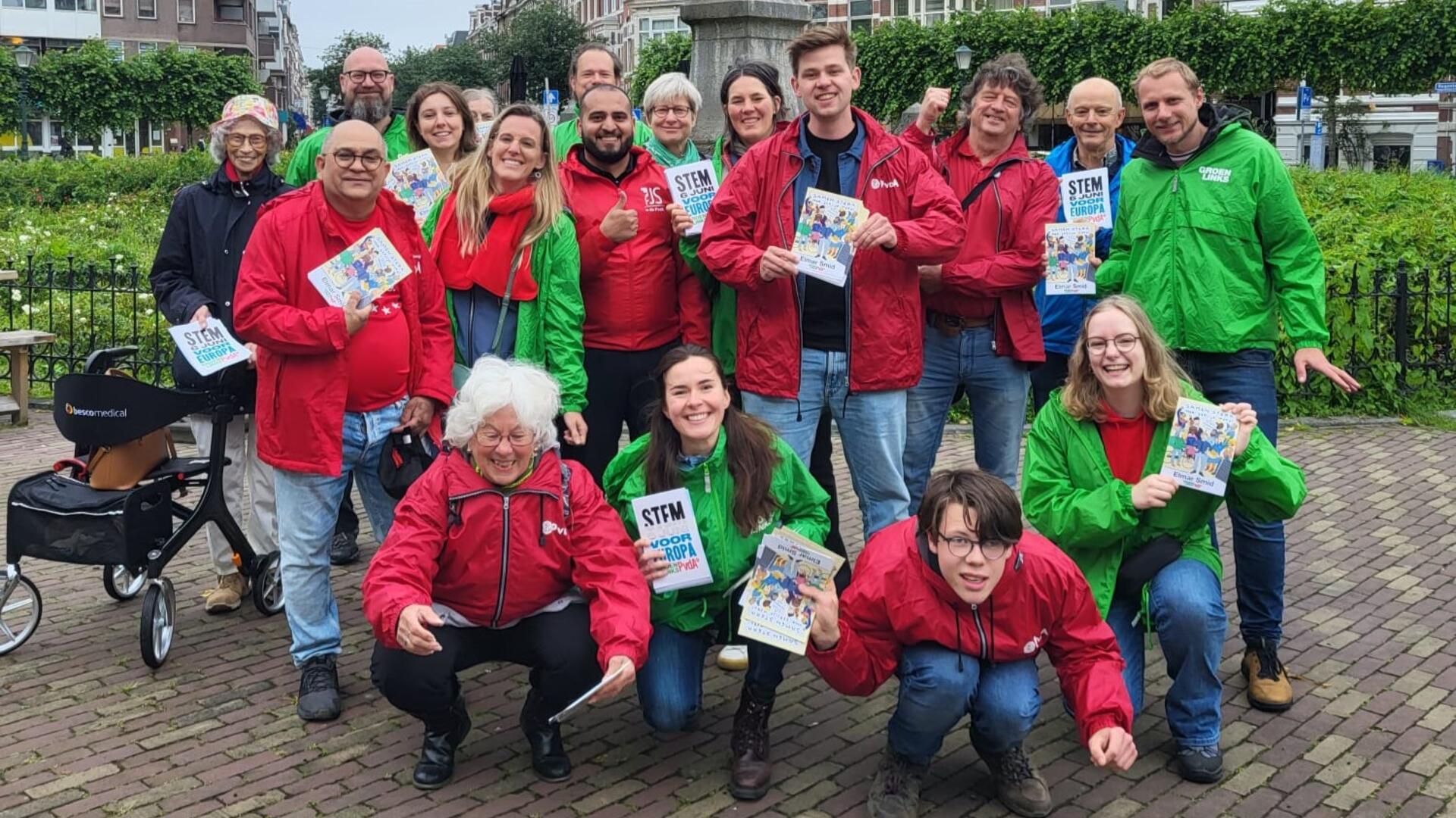Groep GroenLinks-PvdA vrijwilligers in groene en rode jasjes