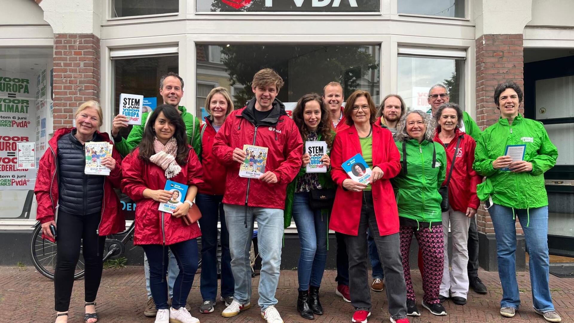 Groep GroenLinks-PvdA vrijwilligers in groene en rode jasjes