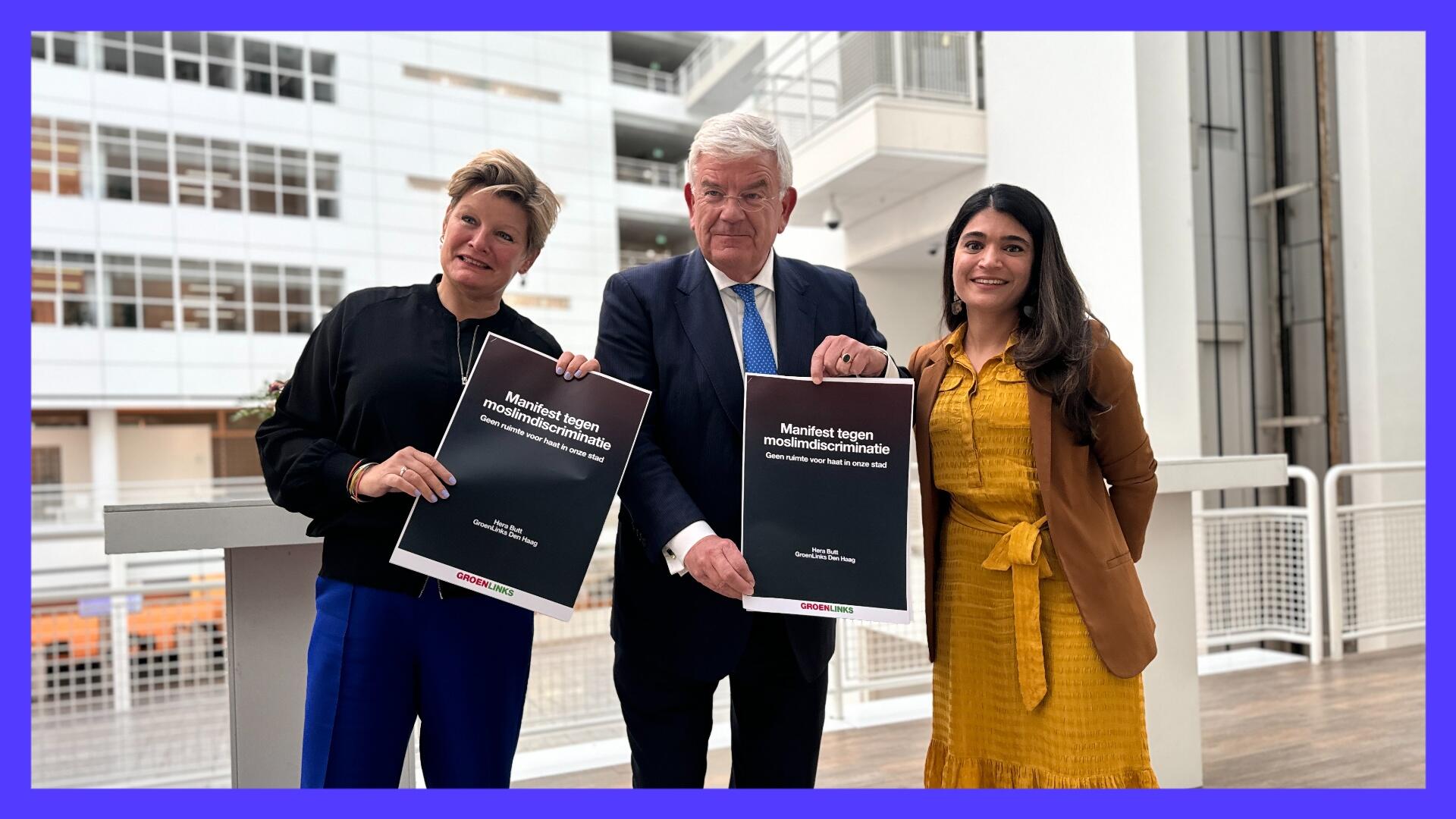 Raadslid Hera Butt overhandigt het manifest aan burgemeester Van Zanen en wethouder Vavier
