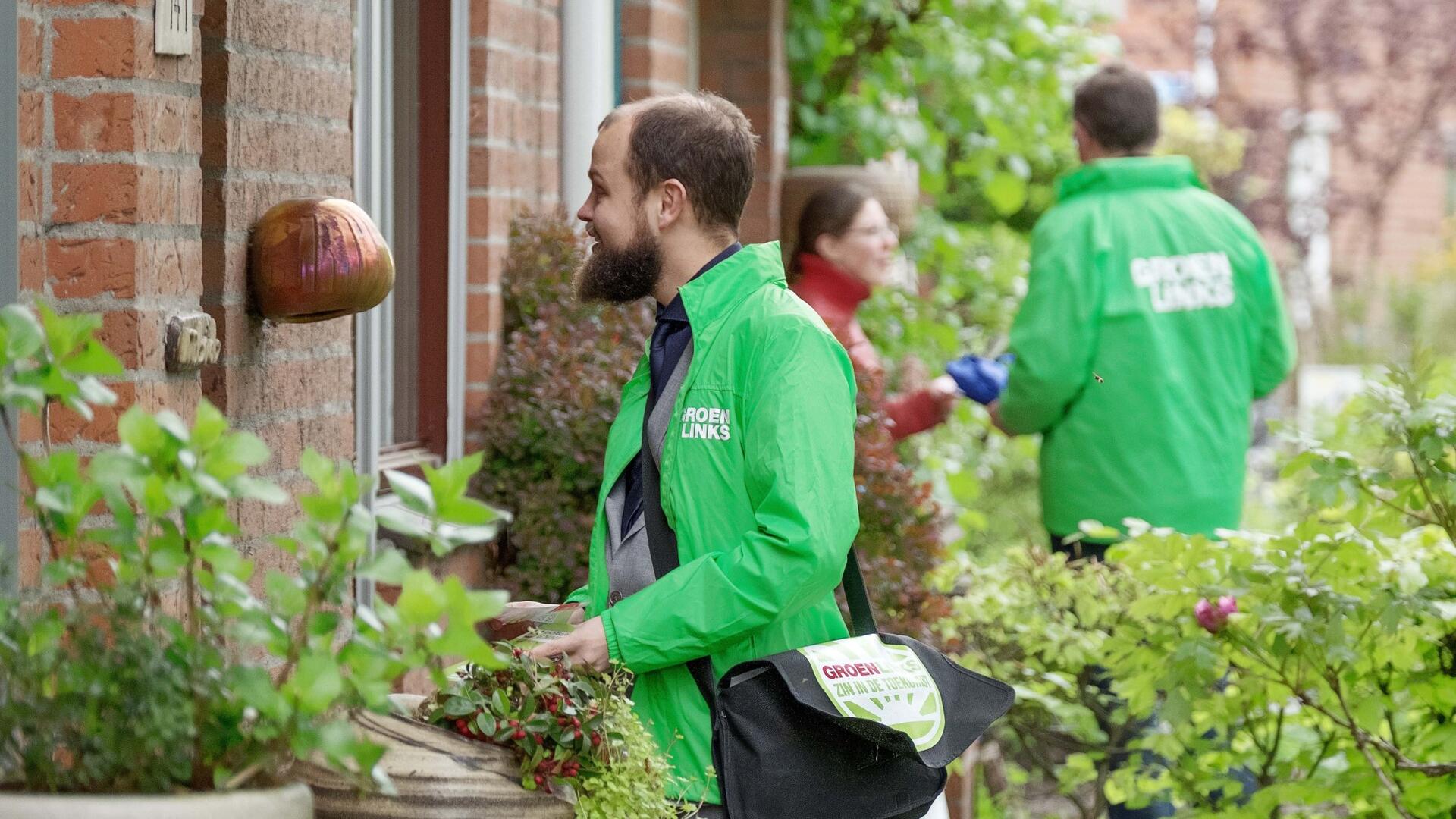 Huis aan huizers met groene jasjes