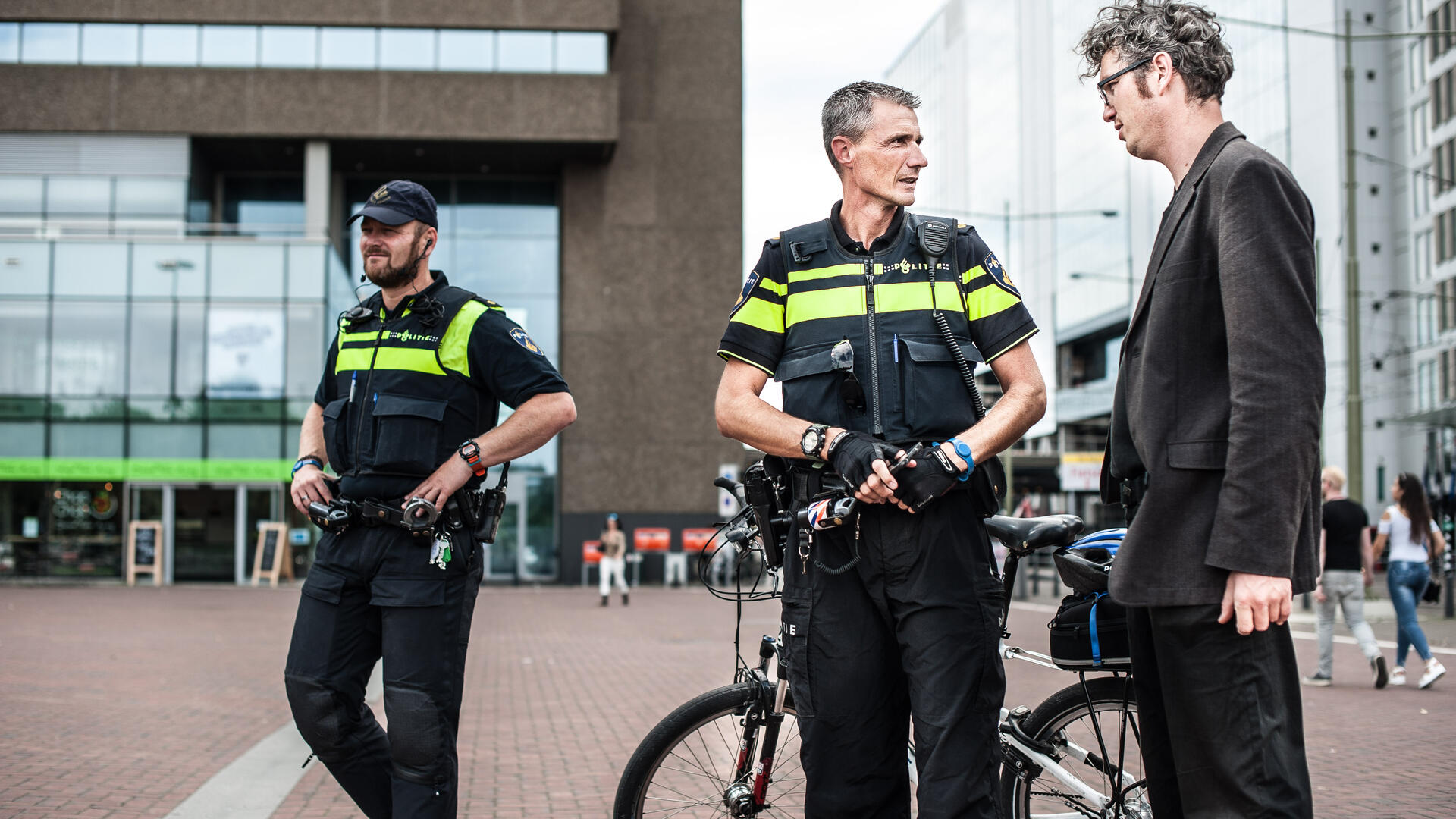 Fractievoorzitter Arjen Kapteijns in gesprek met Haagse politie