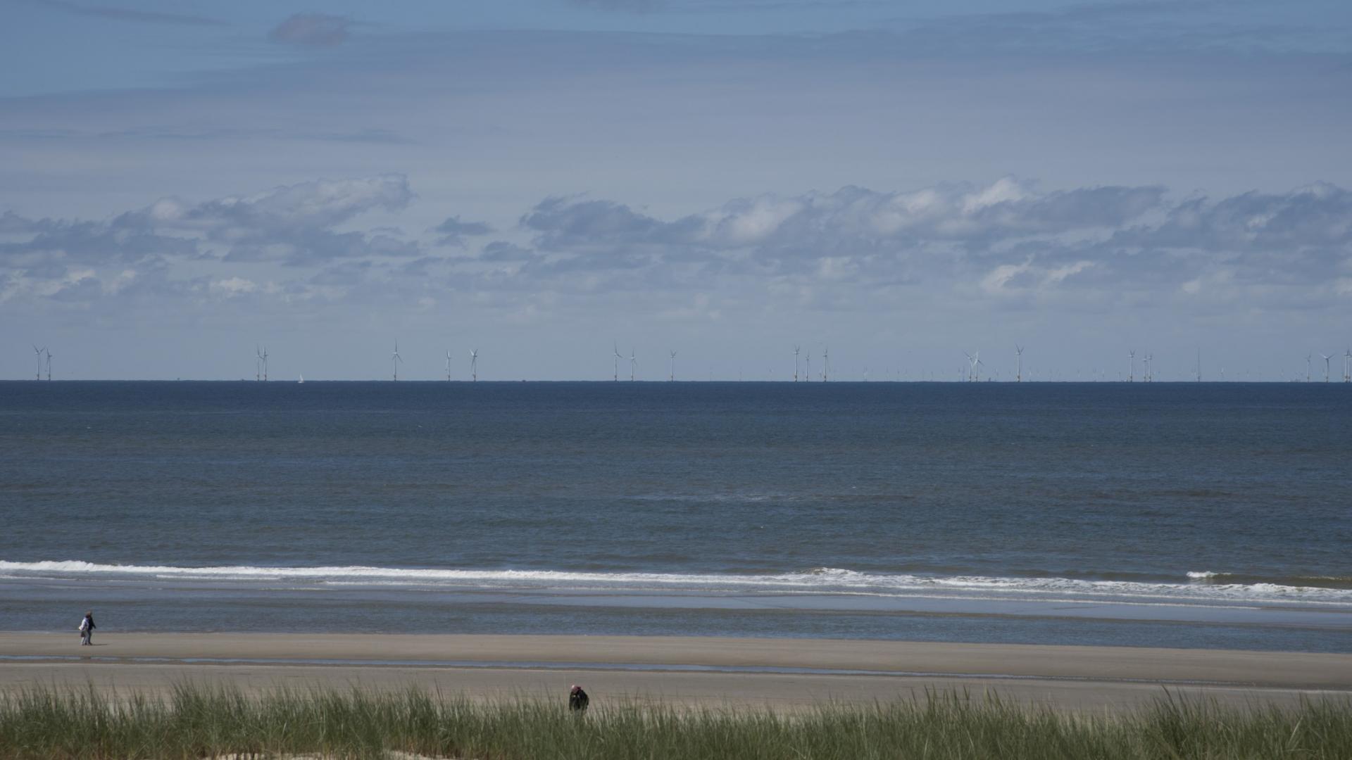 Windmolens bij Egmond aan Zee, foto: Hnapel